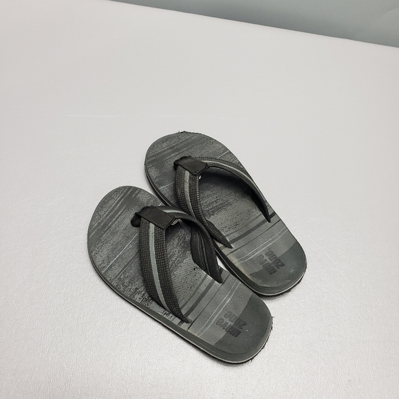 3/$15 Boys wave zone flip flops size 13 - Picture 1 of 9